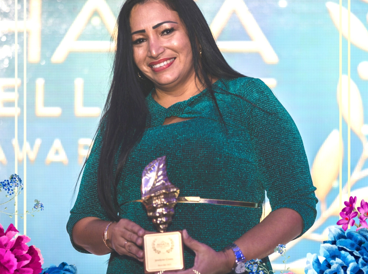 Jesslyne Croes tambe honra cu AHATA Excellence Award