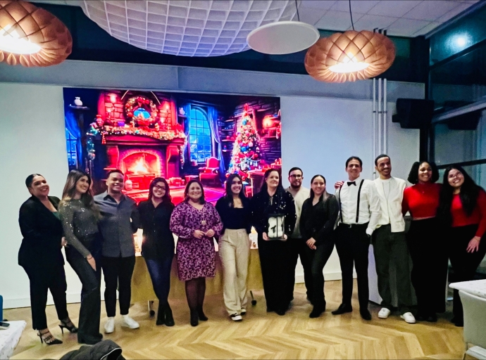 Parlamentario Shailiny Tromp-Lee a comparti cu studiantenan di Den Haag den un bunita celebracion di fin di aña