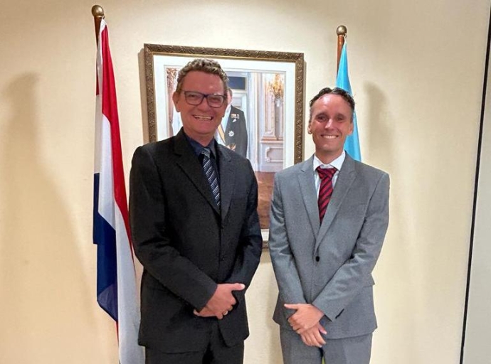 drs. R.J. van der Zande a huramenta como ambtenaar na Raad van Advies