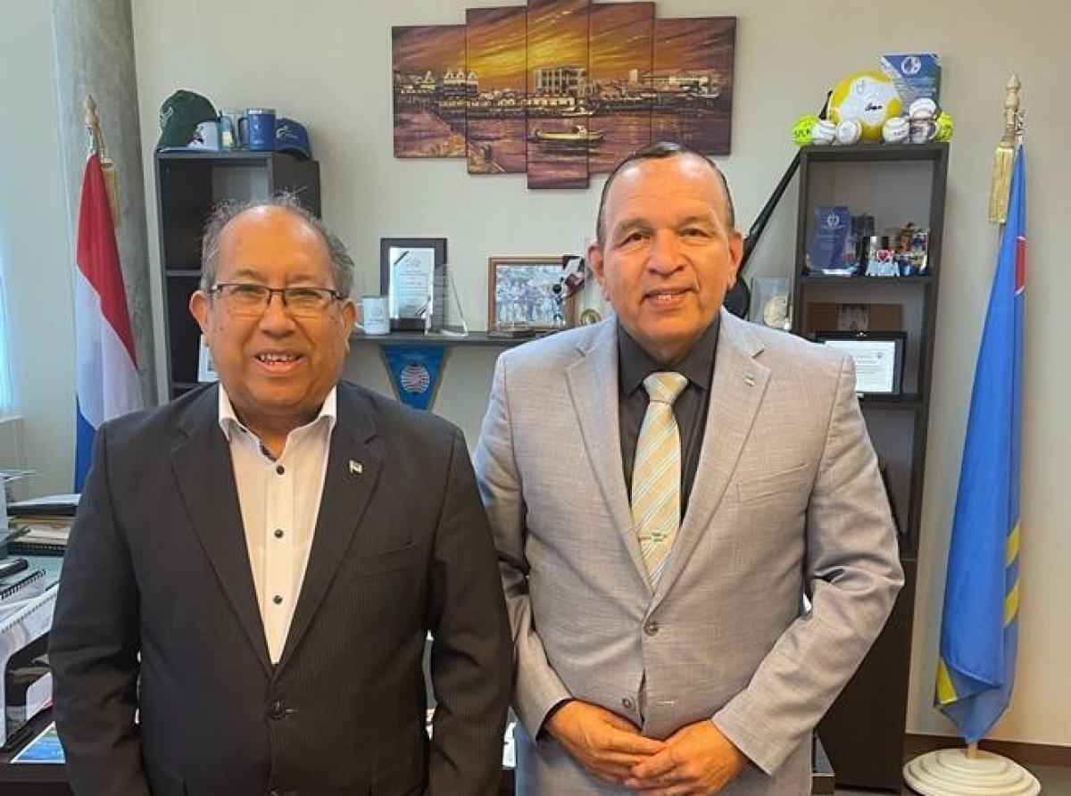 Minister Thijsen a combersa riba diferente tema  cu Minister Endy Croes