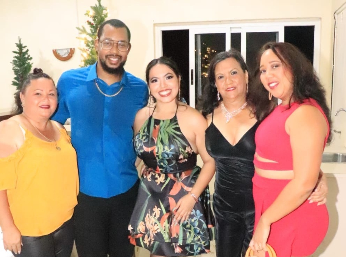 Famia di SEPPA a celebra su tradicional brindis di Pasco y Aña Nobo cu tur su miembronan