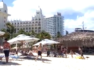 Dama turista Canades di 79 aña di edad a fayece na beach