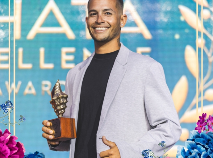 Gabriel Amell tambe honra cu AHATA Excellence Award