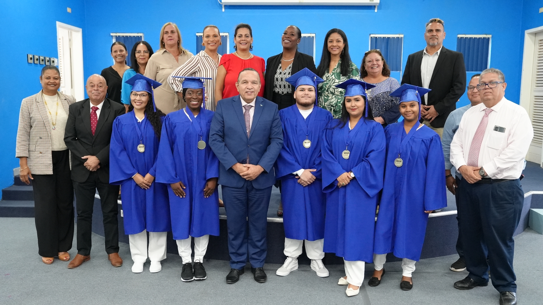 Seis graduado na Salubridad y Servicio di Colegio EPI