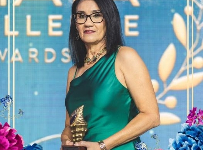 Elvia Zievinger tambe honra cu AHATA Excellence Award