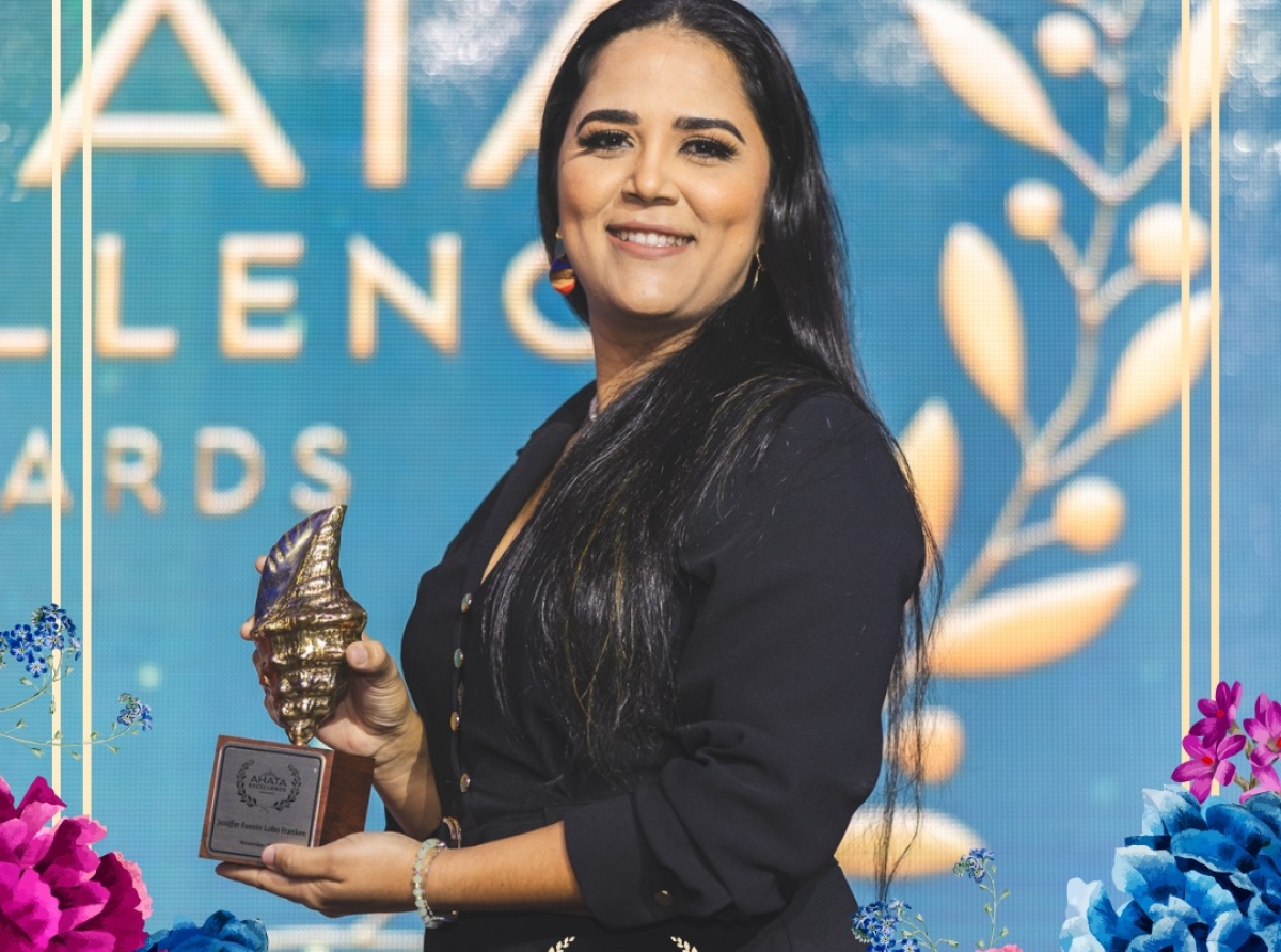 Jennifer tambe honra cu AHATA Excellence Award