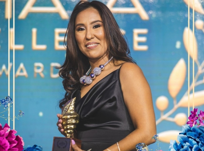 Genoveva Gonzales tambe honra cu AHATA Excellence Award