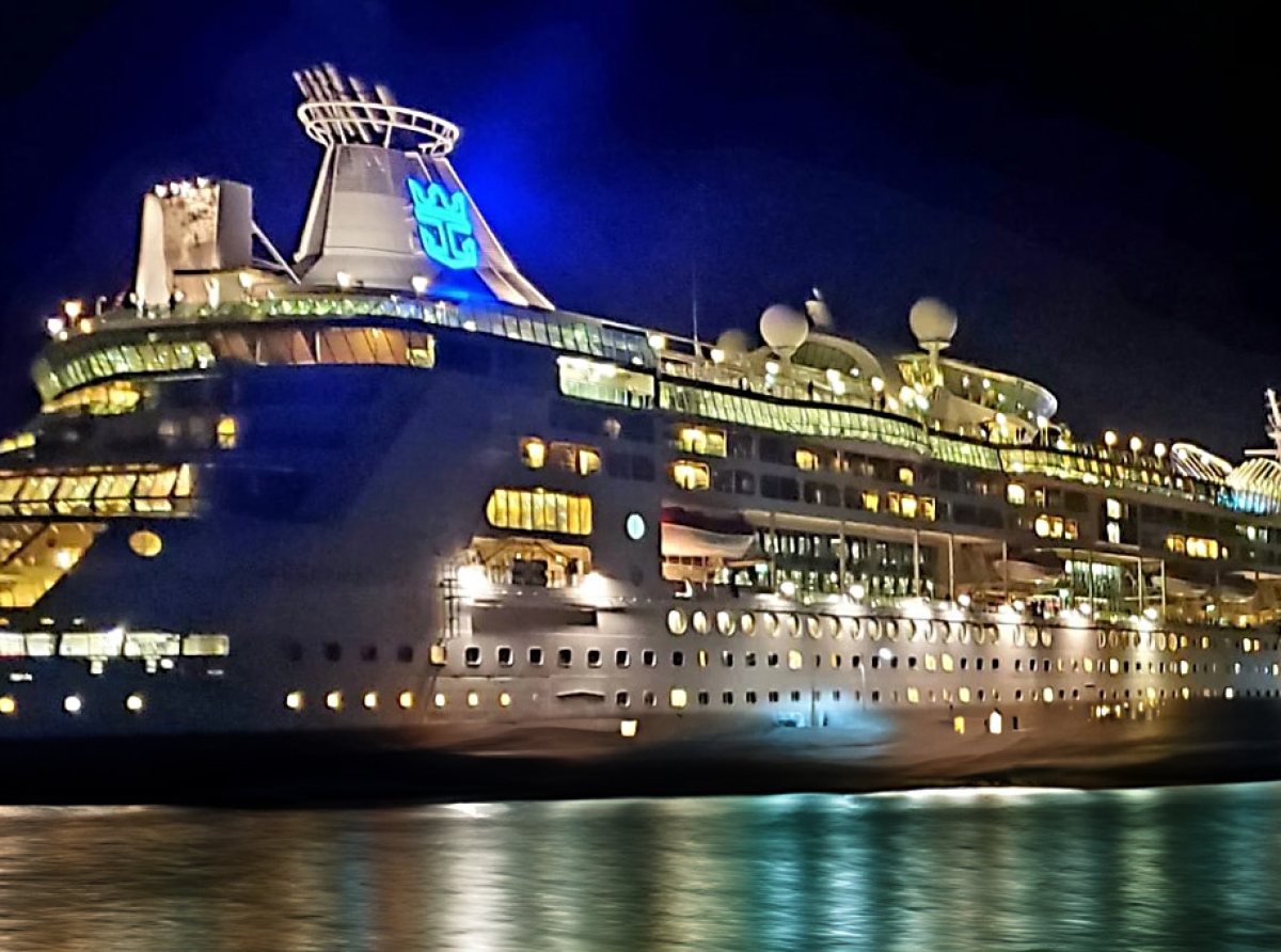 Crusero ‘Grandeur of the Seas’ a nabega pabao Aruba djis pa pasaheronan mira vuurwerk