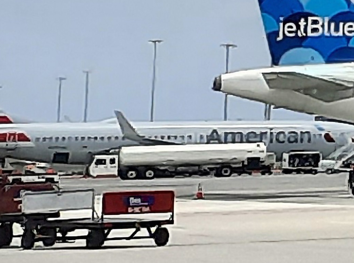 Holor di algo kimando a pone American Airlines cancela vuelo yen pa Miami