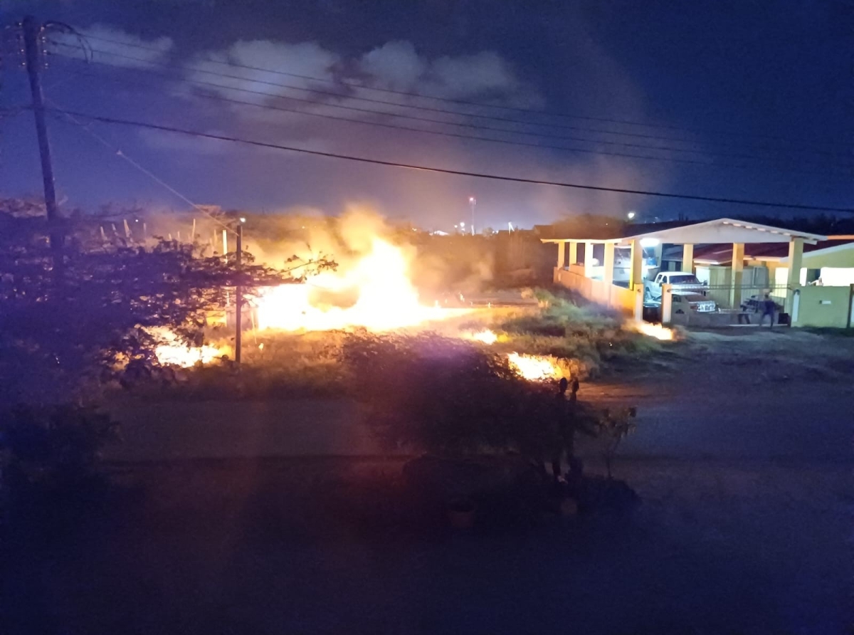 Cuerpo di Bombero cu man yen durante cendemento di klapchi rond di Aruba