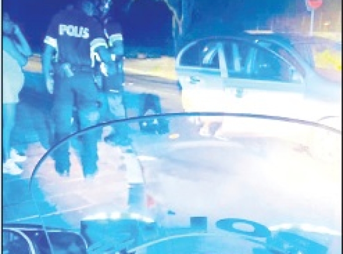 Polis a detene 11 chauffeur bao influencia di alcohol durante parada