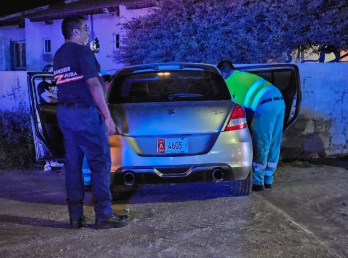 Impacto frontal na Shiribana a laga chauffeur pega den auto