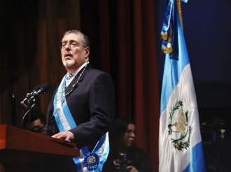 Premier Evelyn Wever-Croes presente na huramentacion di President di Guatemala