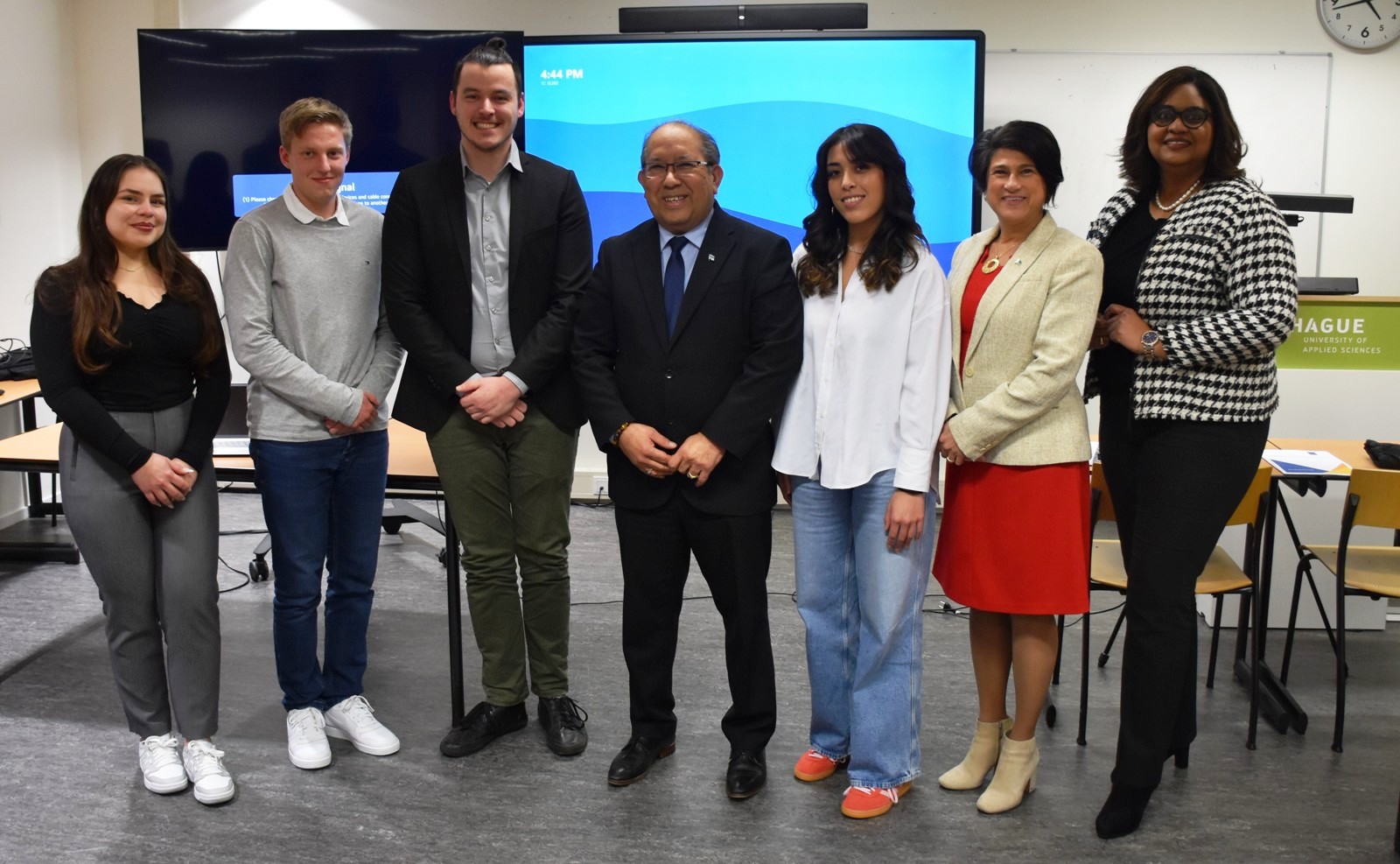 Minor Koninkrijksrelaties cu presentacion pa stimula e lasonan cu studiantenan