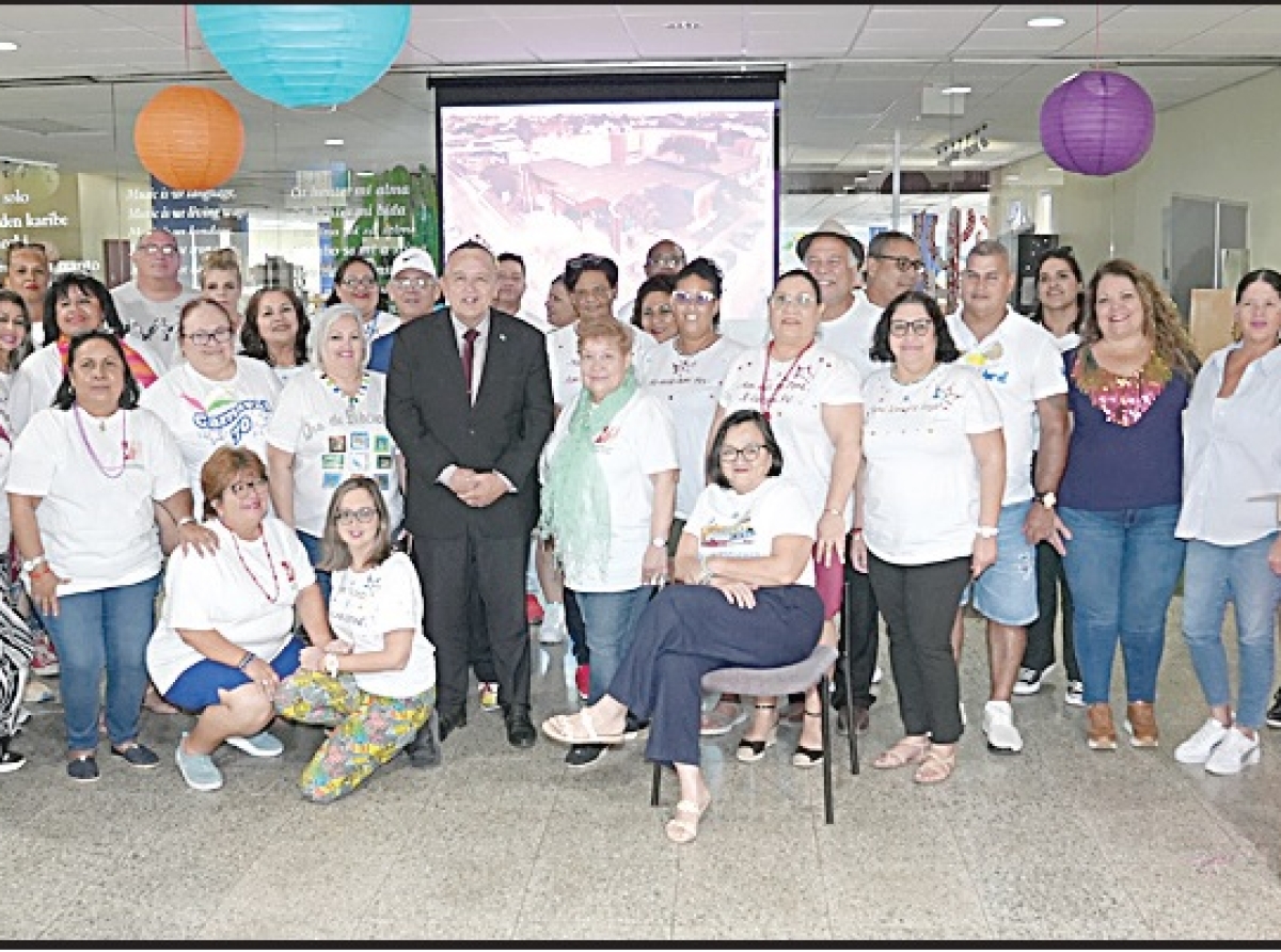 Minister hunto cu team di Biblioteca Nacional Aruba a celebra Dia di Biblioteca