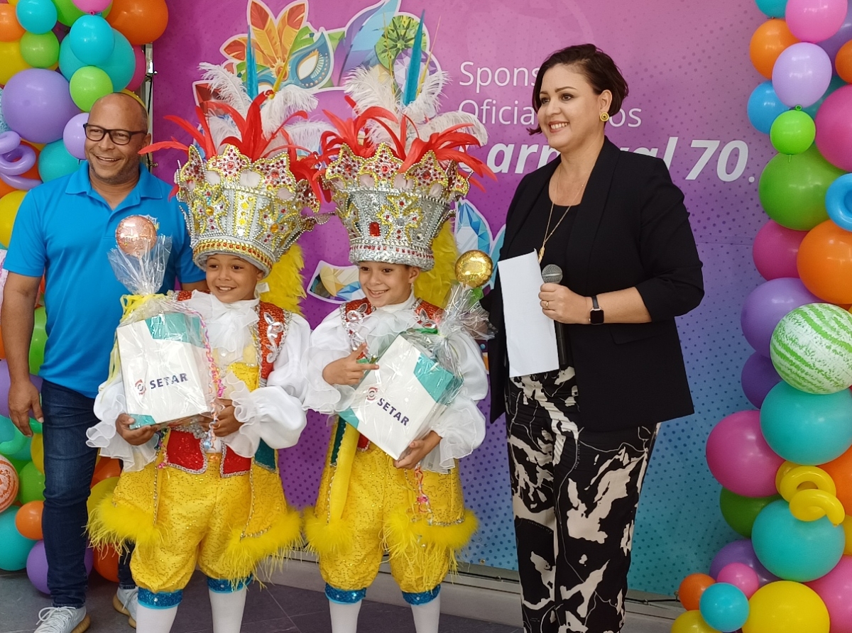 Setar a entrega premio na tur e ganadornan di Aruba su Carnaval