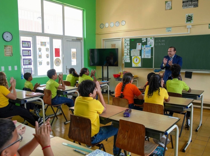 Alumnonan di klas 5 y 6 di Colegio Santa Teresita hopi interesa den haya sa mas di Betico Croes   