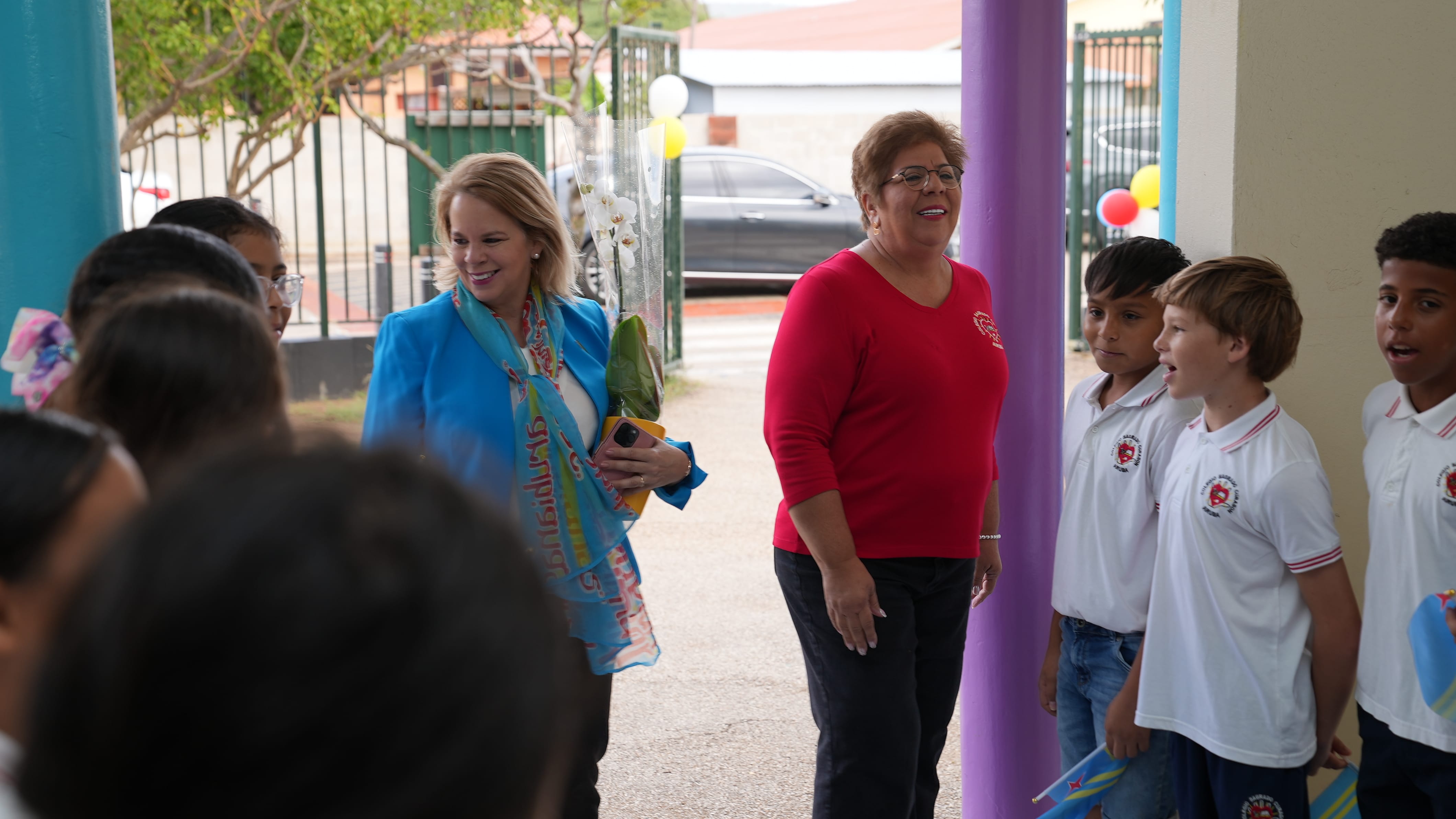 Prome Minister a disfruta di un mainta super interactivo cu alumnonan di Colegio Sagrado Curason na Savaneta