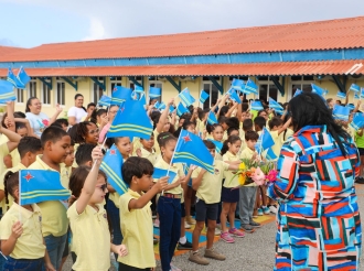 Minister Maduro contento cu bishita na Maria Goretti College y Ayo Kleuterschool