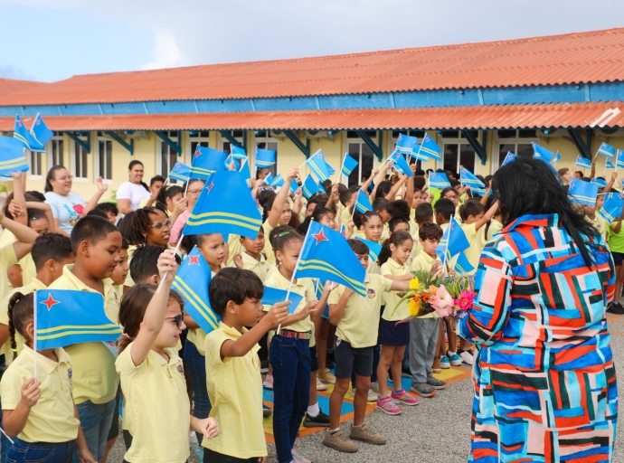 Minister Maduro contento cu bishita na Maria Goretti College y Ayo Kleuterschool