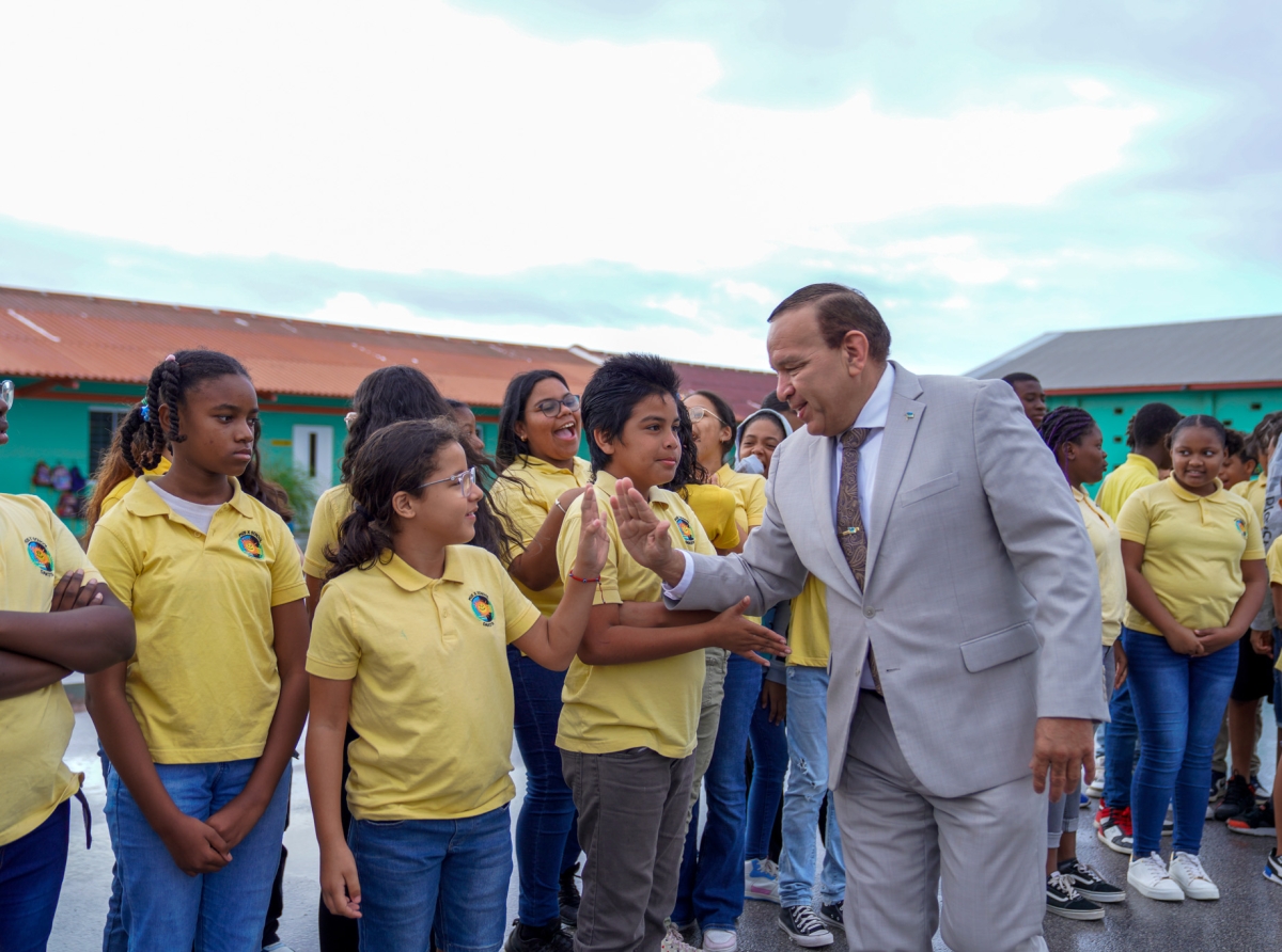 Minister Endy Croes a bishita scol basico Pius X School pa celebra Dia di Betico   