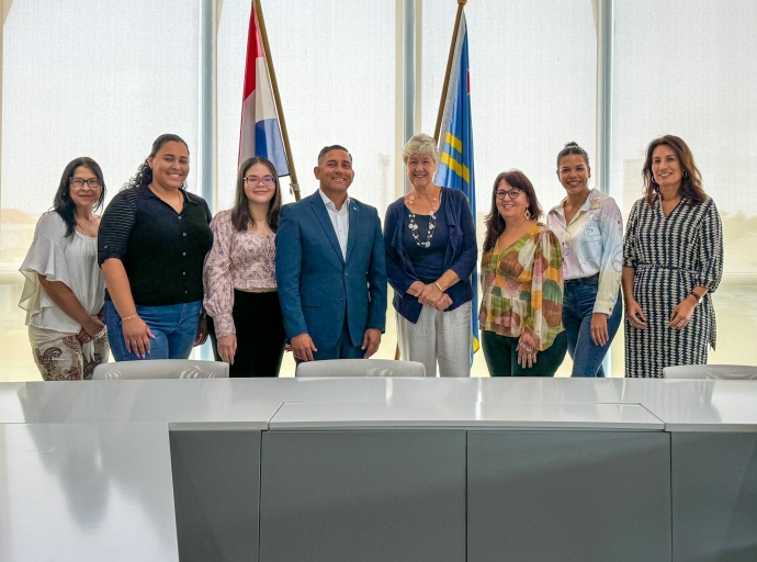 Ministro Ursell Arends a reuni cu Club Kibrahacha 60+