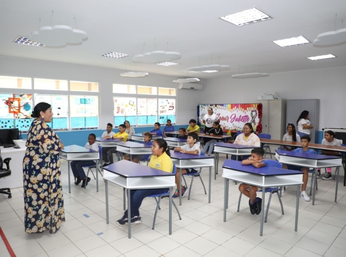 Ministro Xiomara Maduro a bishita Colegio San Hose y Scol Soeur Juliette