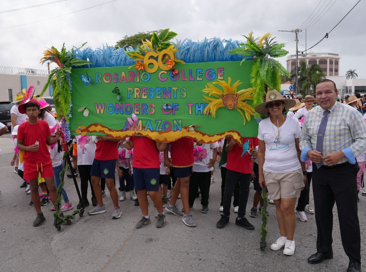 Ministro tambe a felicita alumnonan cu e Parada Escolar exitoso na Playa