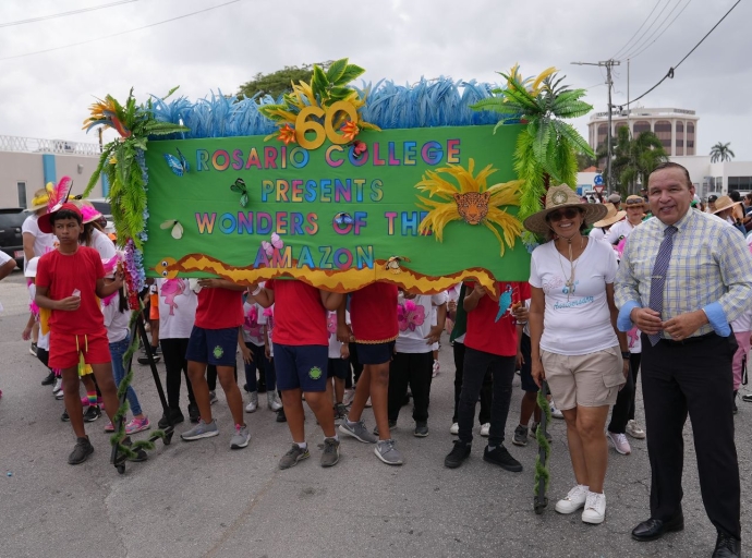 Ministro tambe a felicita alumnonan cu e Parada Escolar exitoso na Playa