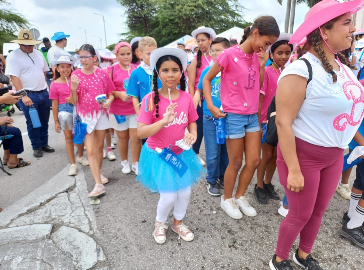 Scolnan basico di Oranjestad tambe a goza nan parada di carnaval hunto cu nan maestronan