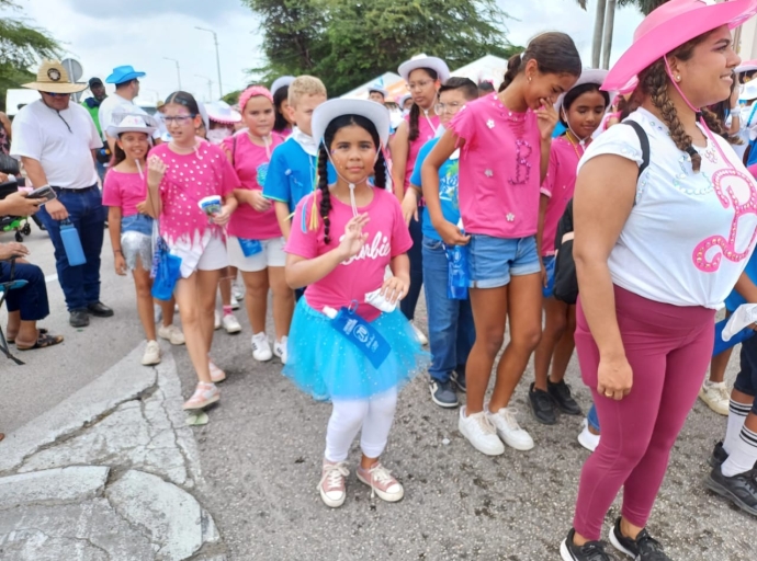 Scolnan basico di Oranjestad tambe a goza nan parada di carnaval hunto cu nan maestronan