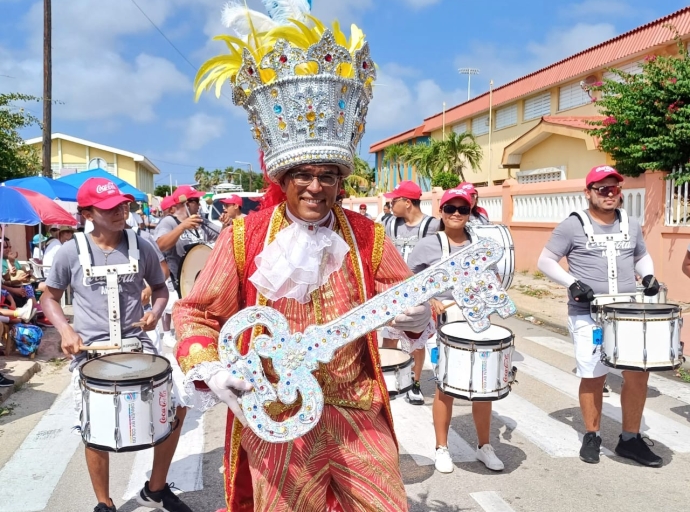 Muchanan a disfruta di un bunita Parada na San Nicolas