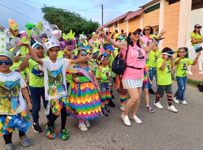 Bunita parada di carnaval lidera pa Colegio Laura Wernet-Paskel yen di color y creatividad