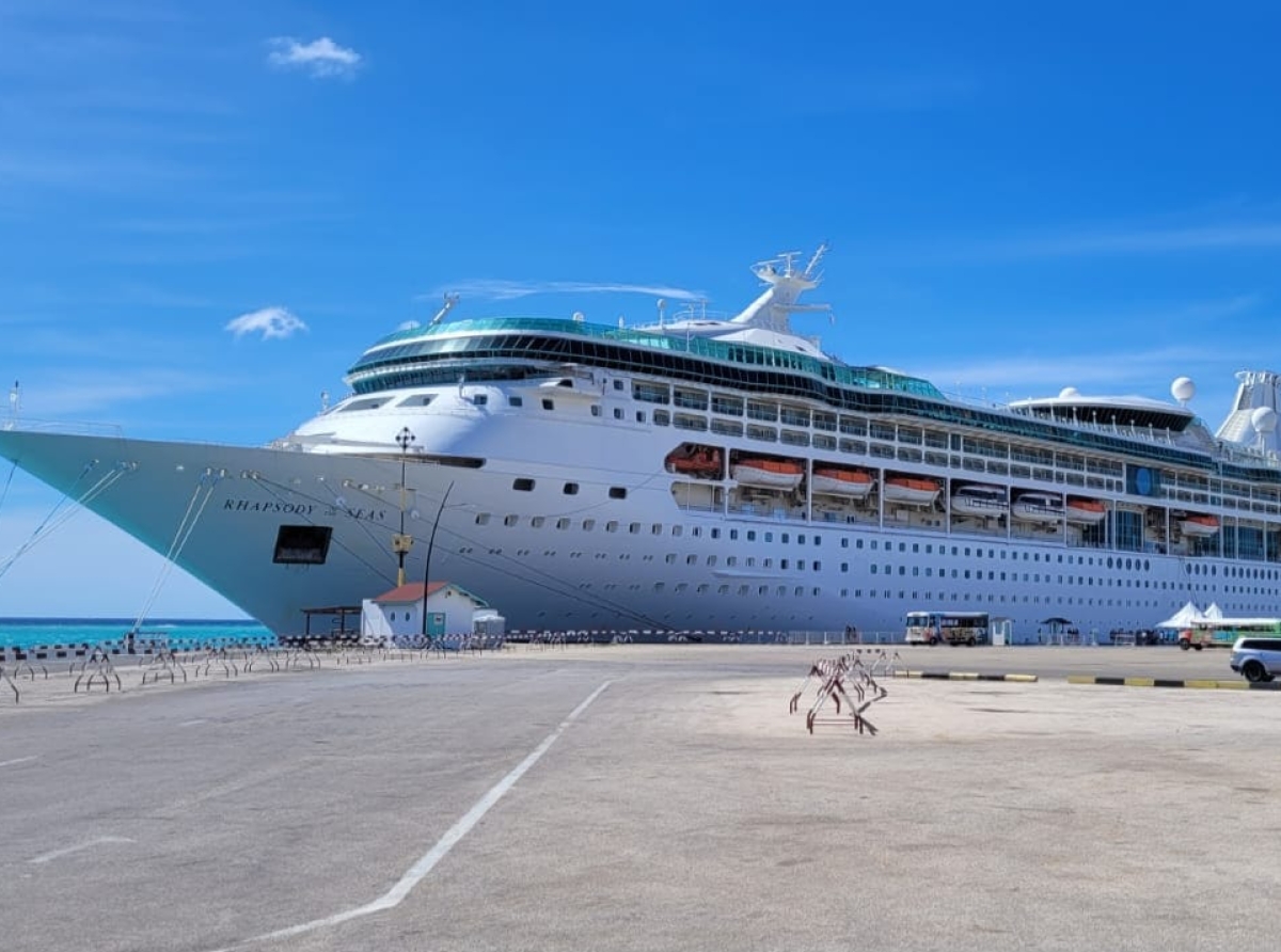 Diamars den dia otro barco cu pasahero malo abordo a ancra na Aruba   