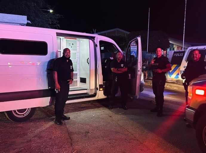 Polis a detene 13 persona durante e anochi di Parada di Luz San Nicolas