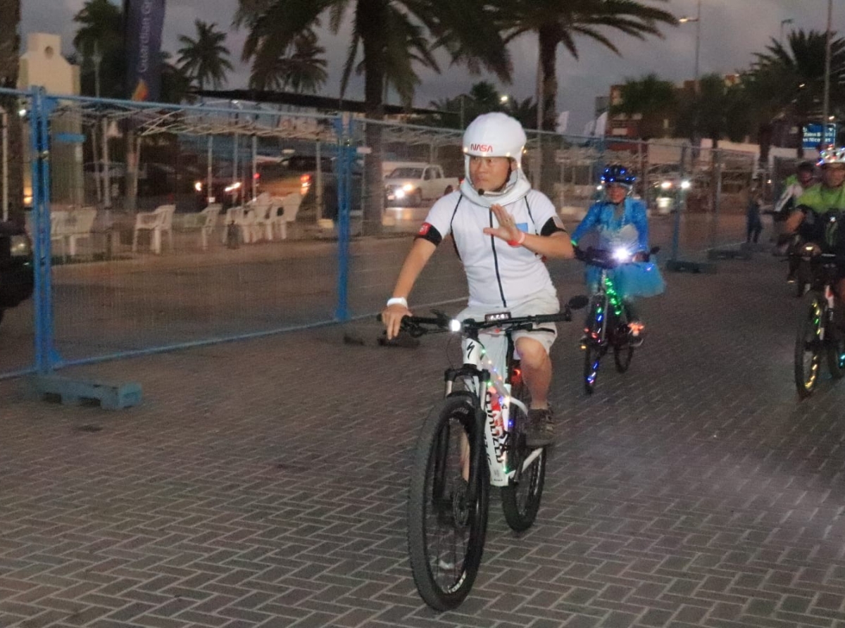 Exitoso Carnival Bike Ride organiza pa Dr. Edward Cheung y su ruman Peter