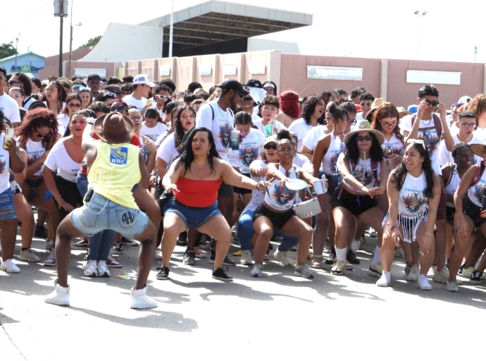 Colegio EPI y Universidad di Aruba a genera ambiente riba caya