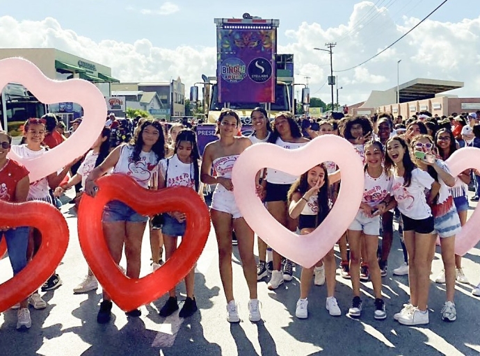 Grupo di Colegio Arubano cu Mon Plaisir y Educampus a habri Parada Escolar na Playa