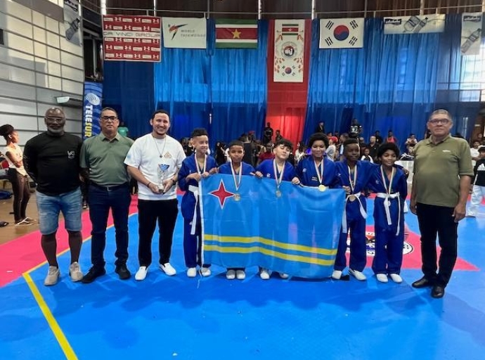 Un biaha mas Taekwondo Team Aruba a obtene Copa TK5 na Suriname
