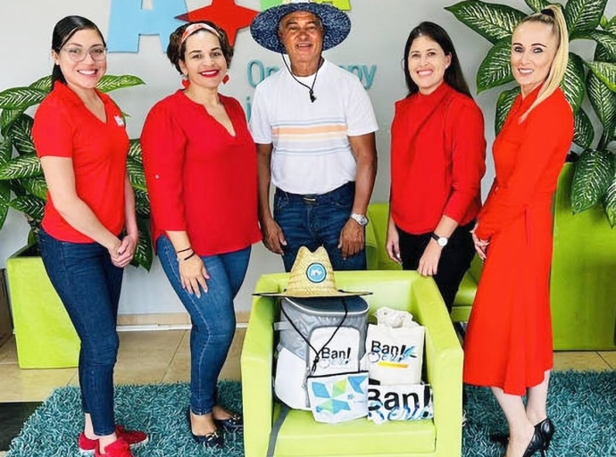 Aruba Tourism Authority cu aprecio pa taxista Antony Lanoy