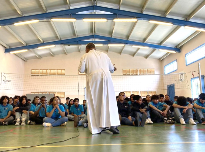 Pastoor a bay aplica shinishi na alumnonan Colegio San Antonio