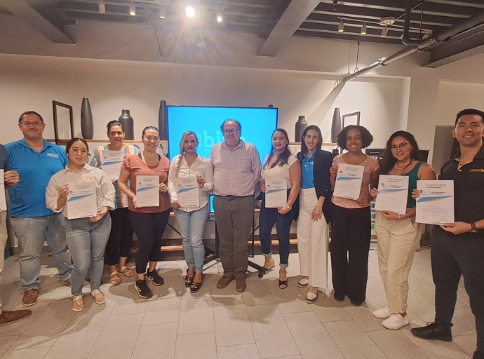 Graduacion di nuebe profesional den programa di 'Vacation Rental Professional Management Training'