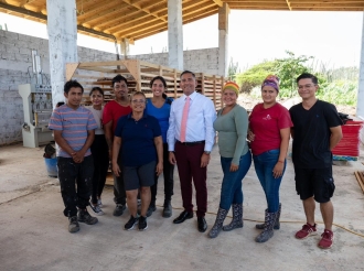 A cuminza recicla carton pa traha caha di webo na Aruba mes