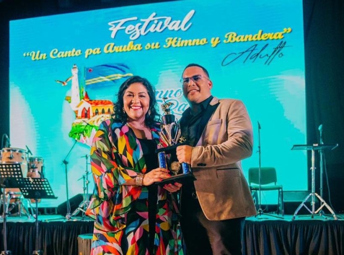 Minister Maduro ta felicita ganadonan di Festival Un Canto pa Aruba su Himno y Bandera Categoria Adulto