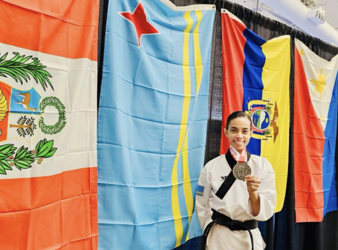 Jenniffer Baez a briya na Taekwondo Canada Open 2024 y a gana medaya di plata
