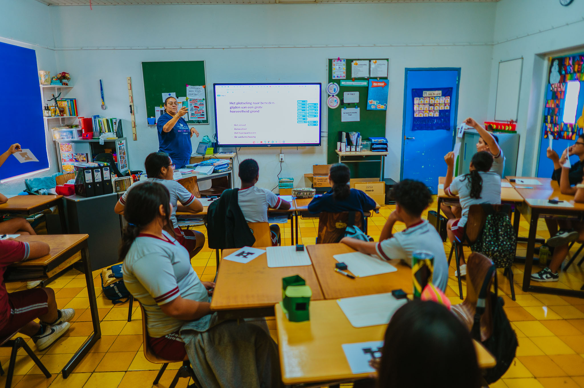 Aruba Bank cu tremendo aporte na Fatima College cu donacion di dos 'digital board'