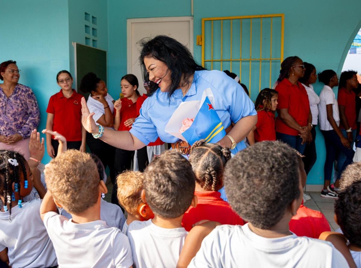 Minister Maduro a bishita scol basico xander bogaerts y sint michaël school