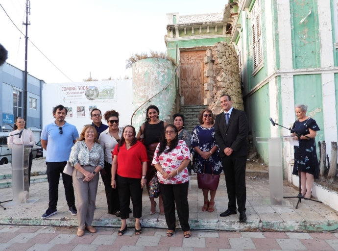 Ceremonia oficial pa cuminsa restaura Cas Veneranda den centro di Oranjestad