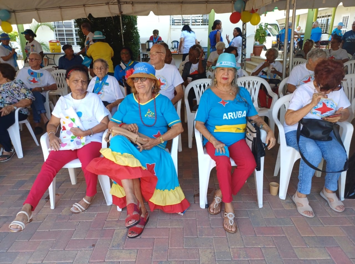 Centro Kibrahacha cu bunita celebracion Diabierna pa honra Dia di Himno y Bandera