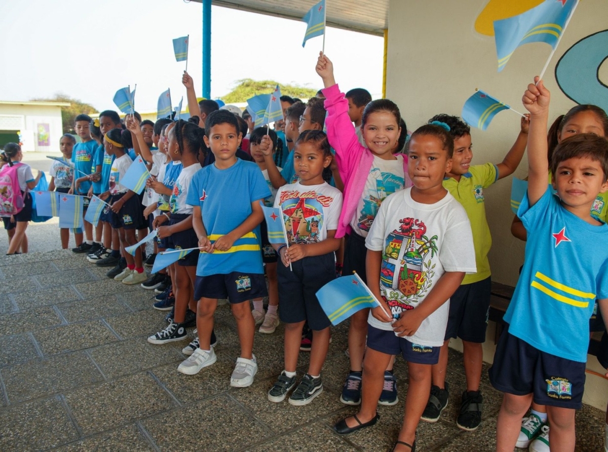 Ministro a bishita celebracion Himno y Bandera na Colegio Santa Famia